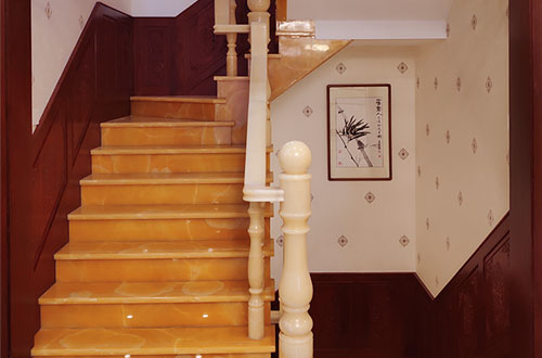 南海中式别墅室内汉白玉石楼梯的定制安装装饰效果