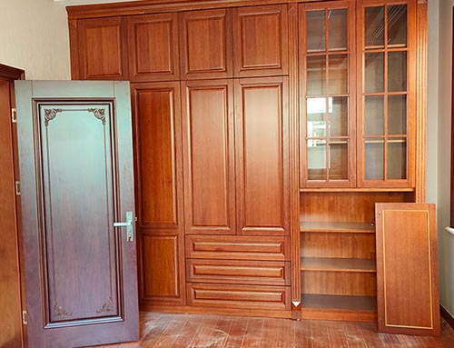 南海中式家庭装修里定制的实木衣柜效果图